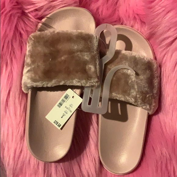 Size 7 or 9pink Faux fur Aeropostale slides - Picture 3 of 3